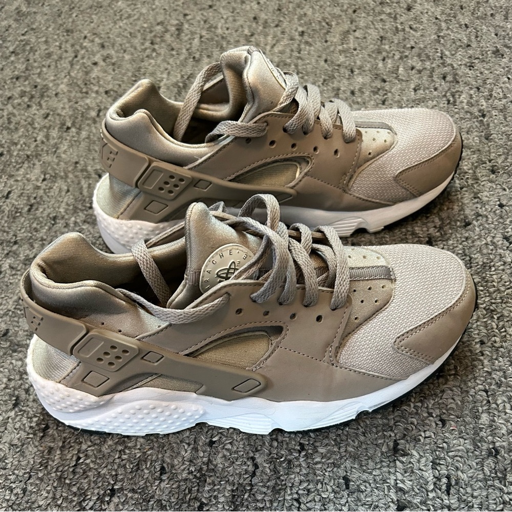 Nike Huarache Taupe and White tennis shoes Sneakers size 6 Youth